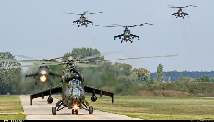 Những chiếc Mi-24 có khoang chở quân chứa được 8 lính có vũ trang hoặc 4 cáng cứu thương hoặc 2,4 tấn hàng hóa.