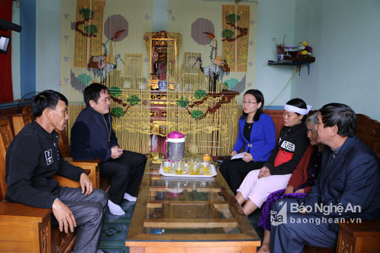 Trao quà hỗ trợ cho gia đình ông Nguyễn Văn Quế ở xóm Mới, xã Nghi Thiết, Nghi Lộc bị thiệt mạng do điện giật trong con bão số 10. Ảnh: Nguyễn Hải