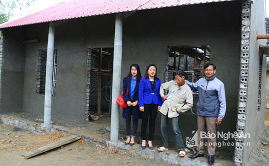 Trao số tiền hỗ trợ 10 triệu đồng cho gia đình anh... ở xóm..., xã Diễn Phú, Diêm Châu. Ảnh: Nguyễn Hải