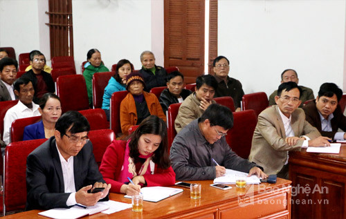 Các đại biểu tham dự buổi tiếp xúc cử tri tại xã Lạc Sơn (Đô Lương). Ảnh: Hữu Hoàn