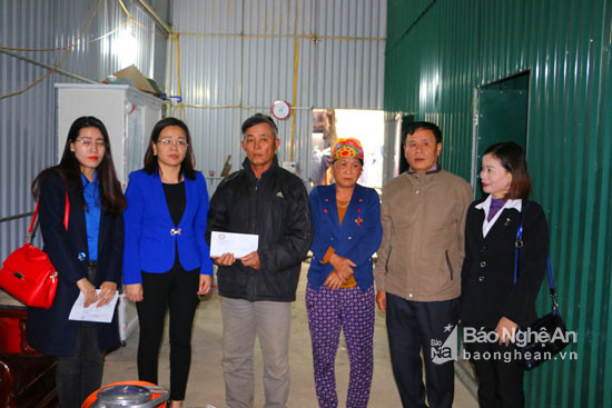 Trao quà hỗ trợ 10 triệu đồng cho gia đình ở khối 1 thị trấn Diễn Châu, Diễn Châu. Ảnh: Nguyễn Hải
