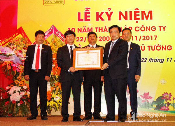 Đồng chí Huỳnh Thanh Điền trao bằng khen của Thủ tướng Chính phủ cho Công ty THHH Văn Minh. Cảnh Nam 