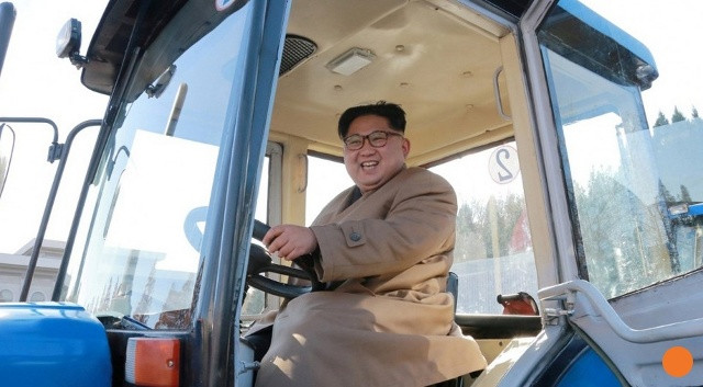 Nhà lãnh đạo Kim Jong-un trổ tài lái máy kéo.