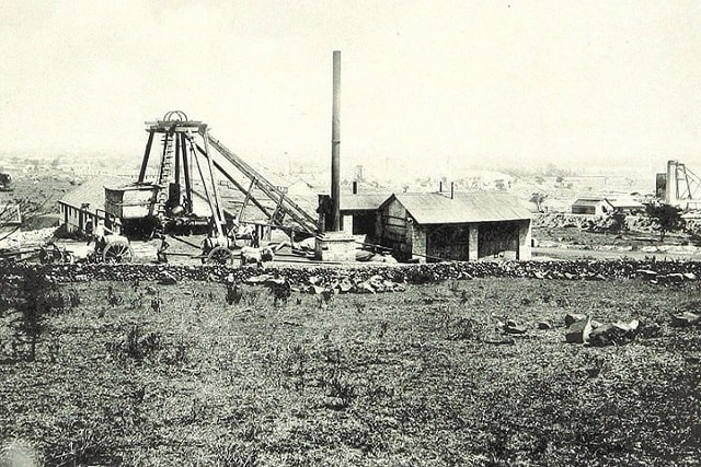 Một trong hầm mỏ ở Zimbabwe vào khoảng năm 1899. Zimbabwe được đặt tên Rhodesia theo tên của doanh nhân kiêm chính trị gia Anh Cecil Rhodes.