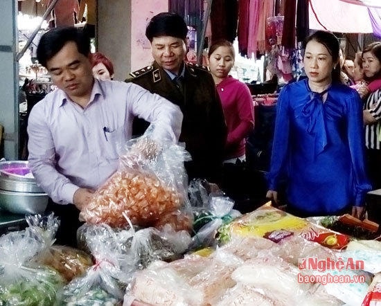 Nhiều mặt hàng bánh kẹo, thực phẩm ở chợ Phủ Diễn không có nhãn mác xuất xứ, hạn sử dụng. Ảnh tư liệu