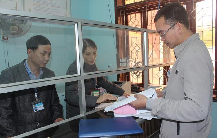 Đoàn kiểm tra các văn bản tại UBND thị trấn Diễn Châu (huyện Diễn Châu). Ảnh: Phương Thảo