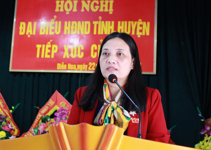 Bà Cao Thị Hiền - Ủy viên Ban Thường vụ Tỉnh ủy, Phó Chủ tịch HĐND tỉnh trả lời kiến nghị của cử tri. Ảnh: Phương Thúy