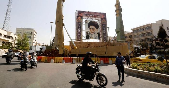 Bức chân dung của lãnh tụ tối cao Iran Ali Khamenei tại Tehran. Ảnh: Getty