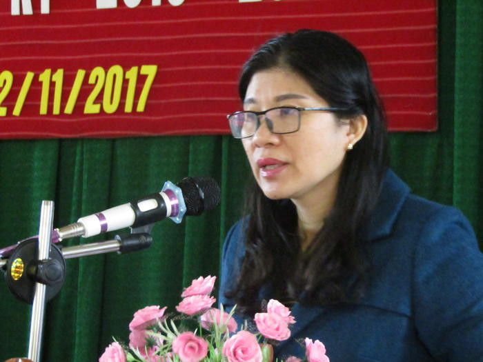 Bà Lô Thị Kim Ngân tiếp thu, giải trình ý kiến của cử tri xã Cắm Muộn. Ảnh: Đình Đức