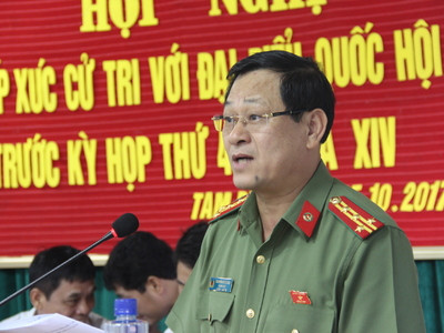 Giám đốc Công an tỉnh Nguyễn Hữu Cầu trả lời các kiến nghị cử tri tại hội nghị. Ảnh: Hoài Thu