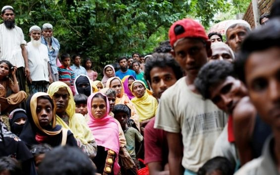  Những người tị nạn Rohingya đang chờ được phát thức ăn ở gần trại tị nạn Kutupalong sau khi băng qua biên giới Bangladesh-Myanmar ở Ukhia. (Ảnh: Reuters)