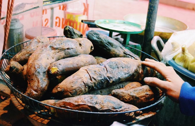 Ngô, khoai nướng:  Được bán gần như quanh năm nhưng mùa đông mới là thời điểm các món dân dã như khoai nướng, ngô luộc, ngô nướng hay sắn luộc được 