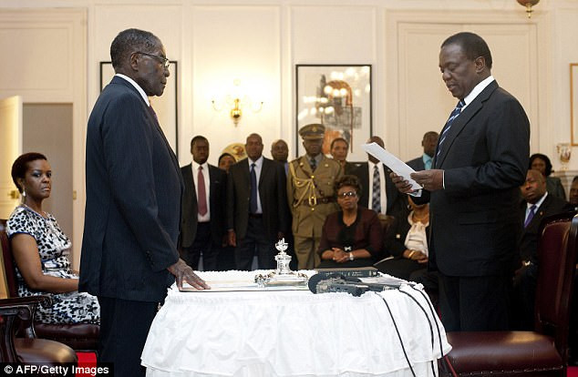 Trong hai thập niên sau đó, ông Mnangagwa đảm nhận nhiều vai trò khác nhau trong chính phủ Zimbabwe như bộ trưởng Bộ Tư pháp, bộ trưởng Bộ Tài chính, Ngoại trưởng và cuối cùng vào năm 2014 đảm nhận chức Phó Tổng thống.   Mnangagwa đang tuyên thệ khi nhậm chức phó tổng thống trước Mugabe vào năm 2014.