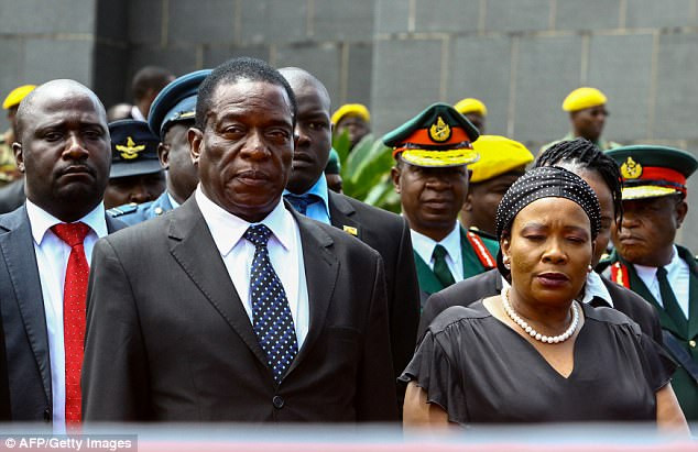 Tuy nhiên sự kiện vào năm 2017 đã thay đổi điều này. Trong tháng 8, ông Mnangagwa đột nhiên đổ bệnh trong một sự kiện chính trị của Tổng thống Mugabe và buộc phải đến Nam Phi điều trị. Những người ủng hộ ông Mnangagwa cho rằng chính khách 75 tuổi này đã bị đầu độc và cái tên được nhắc đến là phu nhân Grace Mugabe. Sau đó, nhiều diễn biến khác xảy ra dẫn tới sóng gió tại Zimbabwe và nhà lãnh đạo 93 tuổi Robert Mugabe từ chức. Trong ảnh:Mnangagwa và vợ Auxilia tháng 1/2017.