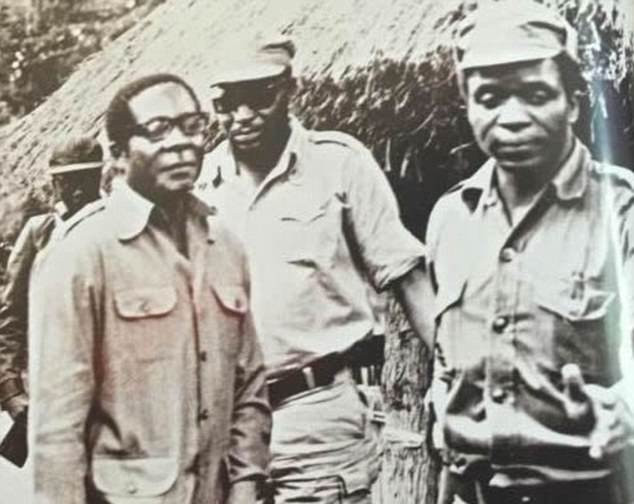 Mnangagwa cùng Mugabe và Josiah Tongogara, một chỉ huy quân du kích.