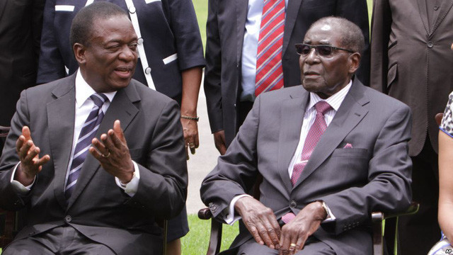 Năm 2001, ông Mnangagwa được coi như “kiến trúc sư cho hoạt động thương mại của đảng Zanu-PF”. Đánh giá này bắt nguồn từ hoạt động của quân đội và doanh nhân Zimbabwe tại Cộng hòa Congo.Trong ảnh: Ông Emmerson Mnangagwa (phải) và ông Robert Mugabe. Ảnh: AFP