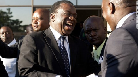 Trong cuộc bầu cử năm 2008, khi ông Mugabe thua vòng đầu tiên trước đối thủ Morgan Tsvangirai, có nhiều tin đồn rằng chính ông Mnangagwa là người lên kế hoạch cho chiến dịch của đảng Zanu-PF kết nối với quân đội và cơ quan tình báo. Ông Emmerson Mnangagwa (phải) và ông Robert Mugabe. Ảnh: AFP