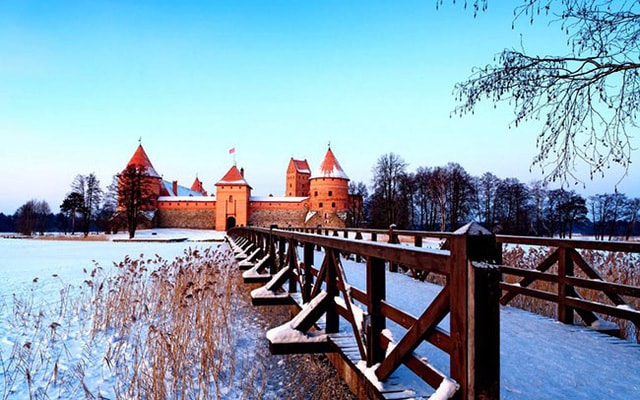 Lâu đài Trakai, Lithuania: Nằm cách mười bảy dặm về phía tây của Vilnius, lâu đài Traikai càng trở nên lộng lẫy hơn vào những tháng mùa đông, khi hồ nước xung quanh bị đóng băng và các chóp nhọn lợp ngói đỏ của tòa lâu đài bị tuyết phủ lốm đốm càng trở nên nổi bật trong sắc trắng bao phủ khắp mọi nơi.