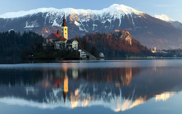 Hồ Bled, Slovenia: Không có hình ảnh đẹp hơn hồ Bled ở vùng Alpine Upper Carniolan của Slovenia. Bạn có thể đi bộ quanh toàn bộ hồ trong vòng một giờ để ngắm cảnh và có cơ hội để chụp ảnh Nhà thờ Assumption trên Đảo Bled, với những ngọn núi phủ đầy tuyết phía sau, một phong cảnh cực kỳ ngoạn mục.