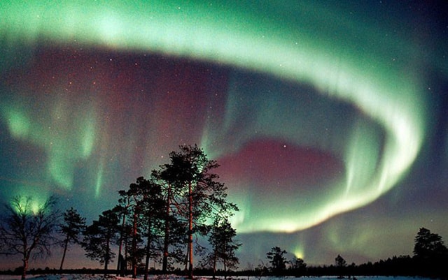 Lapland, Phần Lan: Vào những tháng mùa hè, đây là vùng đất mặt trời chiếm lĩnh suốt 24 giờ, nhưng trong mùa đông dài, Lapland bị chìm trong bóng tối gần như toàn bộ. Đây chính là lúc để du khách để đến thăm quan nơi đây bởi chính là thời điểm tốt nhất để xem Bắc cực quang.