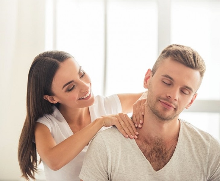 massage nhẹ nhàng giúp nửa kia thấy khoan khoái hơn sau một ngày bận rộn.  Ảnh minh họa