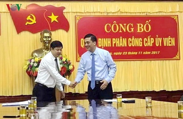 Theo đó, ông Đào Tấn Bằng, 42 tuổi, Chánh Văn phòng Thành ủy Đà Nẵng được phân công giữ chức Bí thư Đảng ủy khối các Khu công nghiệp Đà Nẵng. Trong ảnh: Đào Tấn Bằng (bên phải) và ông Lương Nguyễn Minh Triết