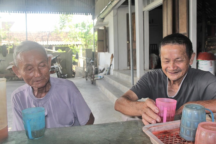 Ông Võ Văn Sâm (phải) và ông Minh cho biết, 2 ông đã đưa mỗi người 2 triệu đồng để nhờ ông Th “chạy” chế độ. Ảnh: Nguyên Tùng