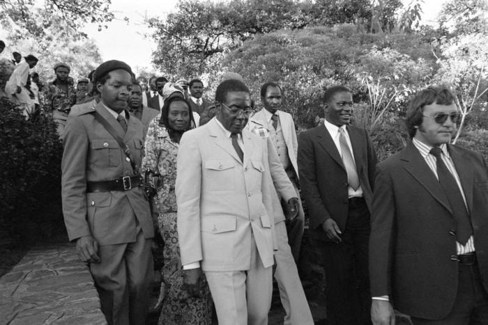 Robert Mugabe (áo trắng) trở thành nhà lãnh đạo đất nước Zimbabwe độc lập vào tháng 4 năm 1980. Ảnh: Getty