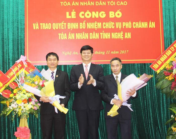 Đồng chí Lê Xuân Đại - Uỷ viên BTV Tỉnh ủy, Phó Chủ tịch thường trực UBND tỉnh tặng hoa chúc mừng 2 tân Phó chánh án. Ảnh: Phương Thảo