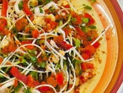 Salad nấm trứng cua rau mầm: Nguyên liệu của món ăn gồm trứng cua, hấp chín; nấm kim châm tước thành chùm nhỏ trụng sơ qua nước sôi; rau mầm rửa sạch để ráo nước, cà chua. Ngoài ra, bạn cần nửa củ hành tây thái lát mỏng, dầu trộn salad, dấm đỏ, đường, hạt tiêu, muối. Cách chế biến: Nấm kim châm cho vào chảo xào sơ, nêm chút muối, múc ra để nguội. Bạn bỏ trứng cua, nấm, rau mầm, hành tây vào tô trộn salad. Kế đến, rộn dầu, dấm, đường chút muối chút tiêu đều trong một cái chén, rưới đều lên phần rau và trứng cua, trộn nhẹ tay. Cuối cùng, bạn bày salad ra đĩa, trang trí bằng trái cà chua xung quanh.