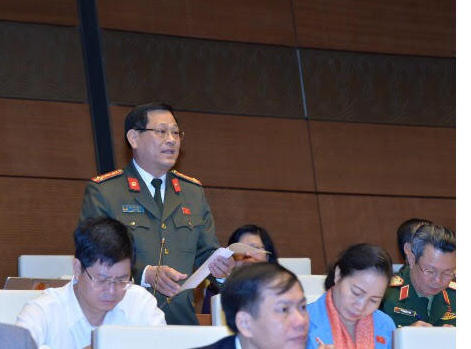 Đại biểu Nguyễn Hữu Cầu góp ý tại thảo luận hội trường ngày 23/11. Ảnh PV