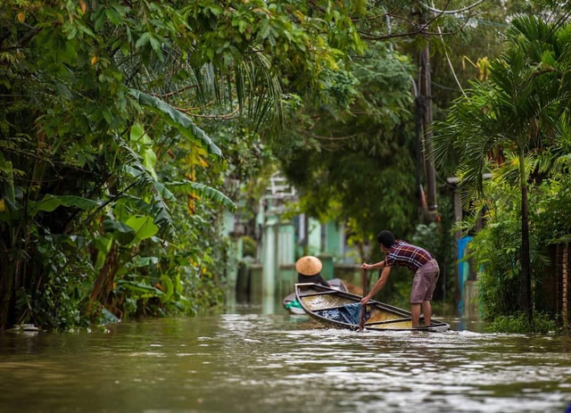 Nhiều nơi vẫn di chuyển bằng ghe vì nước sâu.