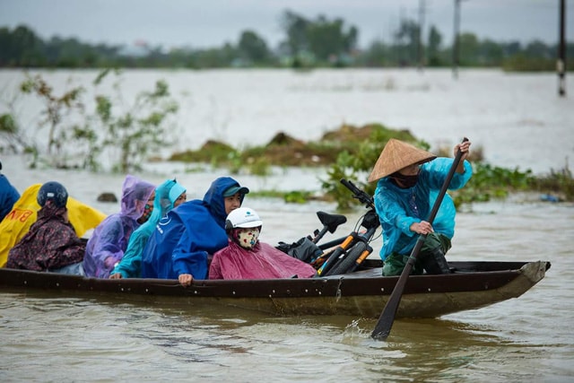 Nhiều học sinh đi học bằng ghe.