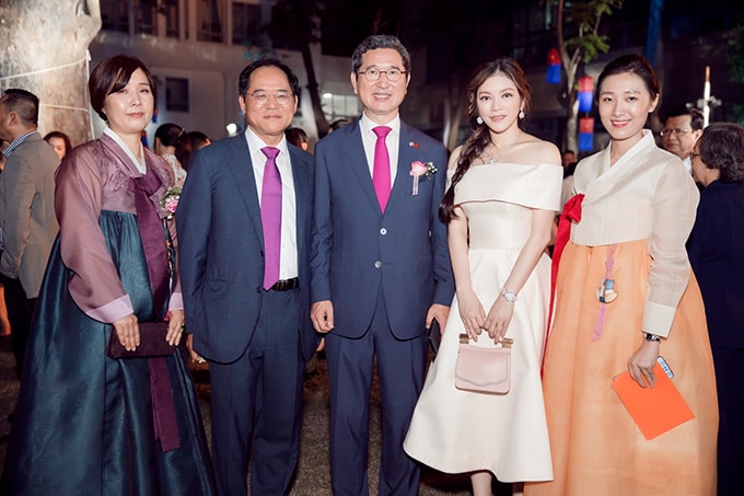ly-nha-ky-duoc-chu-y-khi-xuat-hien-o-su-kien-7