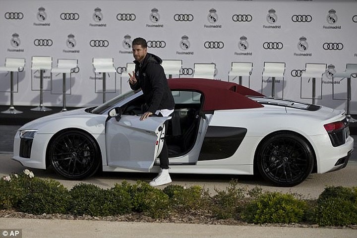 Trong khi đó, Sergio Ramos lựa chọn cho mình mẫu xe Audi R8 Spyder.