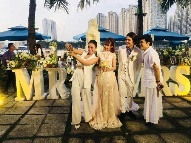 Kim Anh, nghệ sĩ Thành Lộc tranh thủ chụp ảnh với hai nhân vật chính trước giờ hôn lễ. Ảnh: FB.