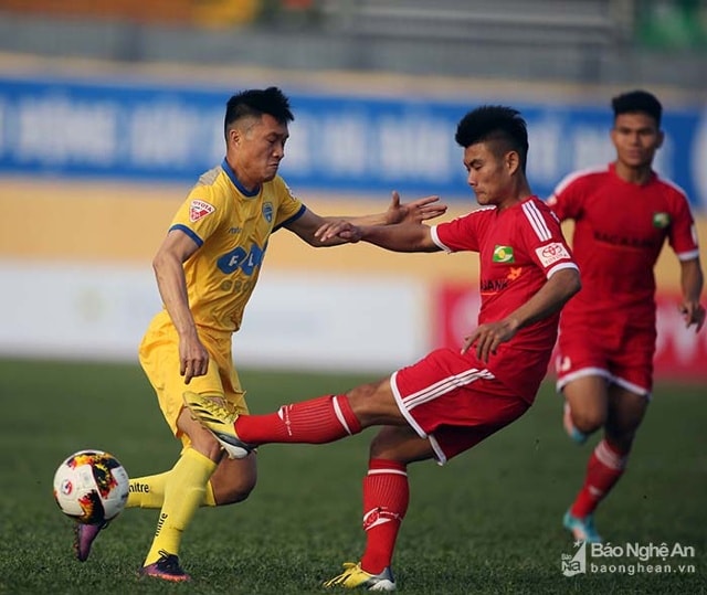 Dàn cầu thủ trẻ SLNA đang khát khao thể hiện mình trước FLC Thanh Hóa. Ảnh: Trâm Uyên