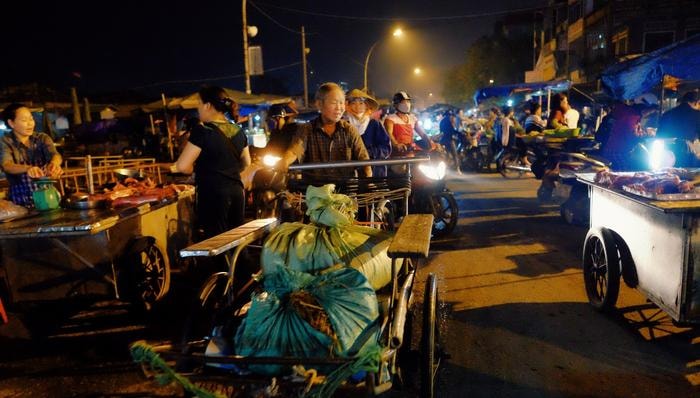 Người ta vẫn thường biết tới chợ Vinh như một đầu mối giao thương lớn của thành phố Vinh, và trong cả khu vực với vẻ tấp nập mua bán thời khắc ban ngày. Nhưng có một chợ Vinh khác, cũng nhộn nhịp không kém, không phải diễn ra trong đình chợ mà ngoài lề chợ vào mỗi tối. Ảnh: Lê Thắng