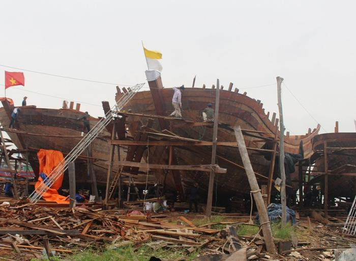 Cơ sở đóng tàu Tuấn Đạt xã An Hoà (Quỳnh Lưu) đang gấp rút hoàn thiện 4 chiếc tàu, trong đó có 1 chiếc tàu 67 sẽ hạ thuỷ vào trước Tết Nguyên đán. Ảnh: Việt Hùng