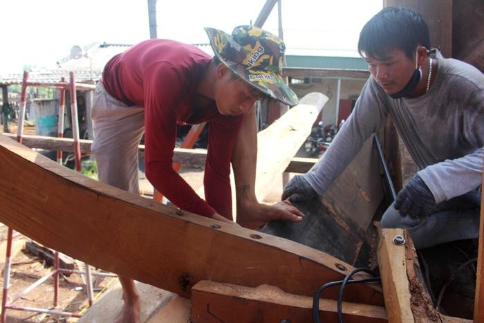 Công nhân ở cơ sở đóng tàu Xinh Việt, xã Tiến Thuỷ đang tích cực hoàn thiện tàu theo kế hoạch. Ảnh: Việt Hùng