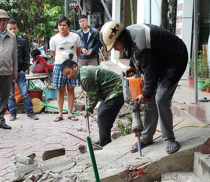 Bậc tam cấp của nhiều hộ gia đình đã xây dựng lấn chiếm hành lang an toàn giao thông bị phá dỡ. Ảnh: Tường Vi