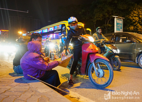 Hàng ngày bà sống bằng 