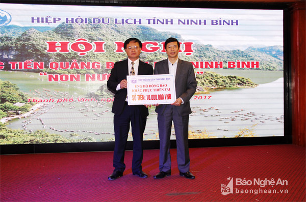 Hiệp hội Du lịch Ninh Bình trao 10 triệu đồng ùng hộ