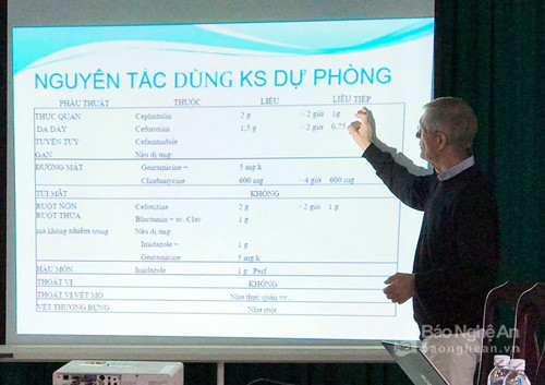 Giáo sư tập huấn chuyên môn cho cán bộ, nhân viên bệnh viện. Ảnh: Thu Hiền