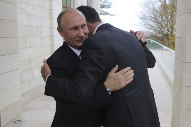 Tổng thống Nga Vladimir Putin (L) hoan nghênh Tổng thống Syria Bashar al-Assad trong một cuộc họp tại khu nghỉ mát Sochi, Nga ngày 20 tháng 11 năm 2017.