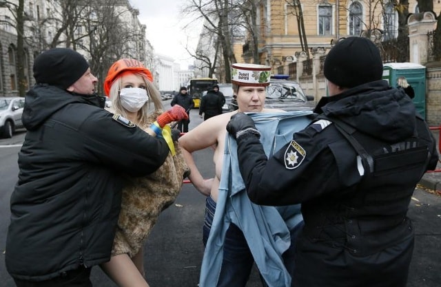 Cảnh sát bắt giữ những người hoạt động bất lực của nhóm quyền phụ nữ Femen, người biểu diễn trong một cuộc biểu tình chống lại Tổng thống Ucraina Petro Poroshenko và chính phủ trong khi đánh dấu ngày của nhân phẩm và tự do gần trụ sở chính quyền tổng thống ở Kiev, Ukraine ngày 21 tháng 11 năm 2017