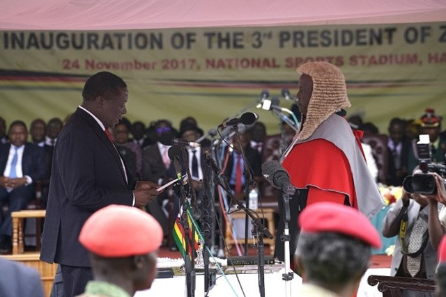 Ông Emmerson Mnangagwa (trái) nhậm chức Tổng thống. Ảnh: AFP
