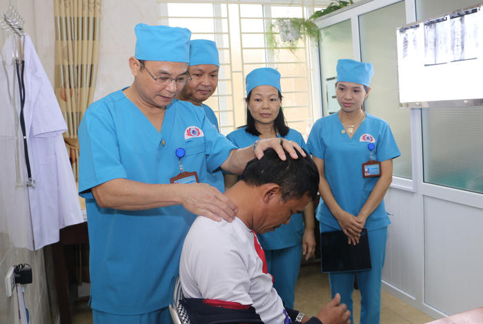 GS.TS.BS Nguyễn Văn Chương trực tiếp khám, điều trị cho bệnh nhân tại Đơn vị chống đau của bệnh viện. Ảnh: Lâm Tùng
