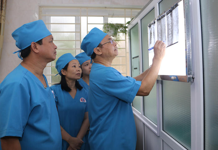 GS.TS.BS Nguyễn Văn Chương hướng dẫn các bác sỹ Bệnh viện PHCN Nghệ An tiếp cận với các chức năng khám, điều trị các bệnh thần kinh. Ảnh: Lâm Tùng