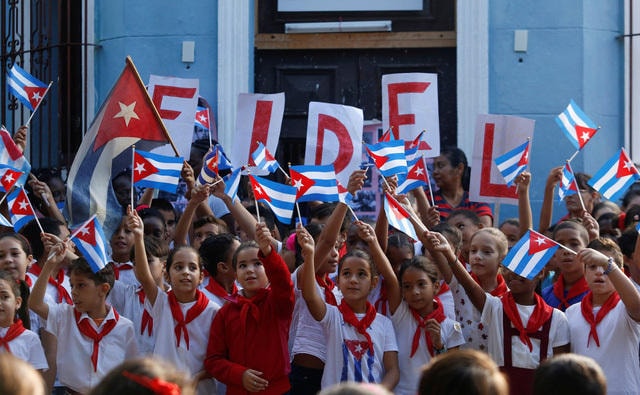 Các em học sinh tham gia lễ tưởng niệm một năm ngày mất của cố chủ tịch Fidel Castro tại thủ đô Havana, Cuba ngày 24/11 - Ảnh: REUTERS